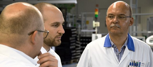 Gespräch unter Experten: Frank Engelmann, Technische Beratung im Außendienst für die Industrieelektronik (li.), und Produktionsleiter Rainer Spanier (re., beide STG-BEIKIRCH) mit Ersa Vertriebsingenieur Ulrich Dosch
