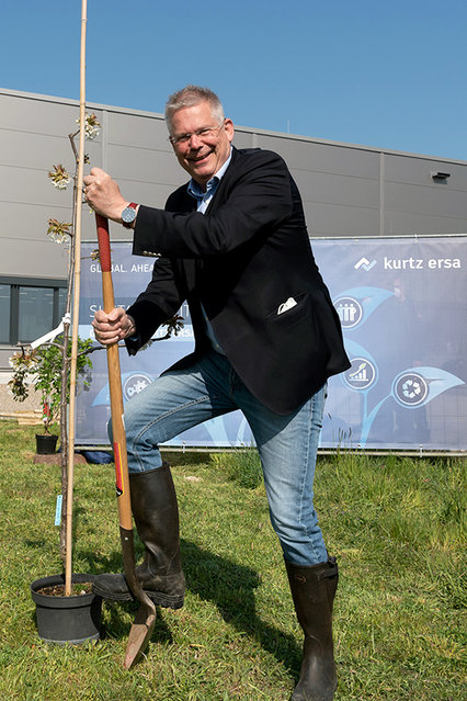 Kurtz Ersa-CEO Rainer Kurtz bei der Baumpflanzaktion am 28. April in Kreuzwertheim Kurtz Ersa-CEO Rainer Kurtz bei der Baumpflanzaktion am 28. April in KreuzwertheimKurtz Ersa-CEO Rainer Kurtz bei der Baumpflanzaktion am 28. April in Kreuzwertheim
