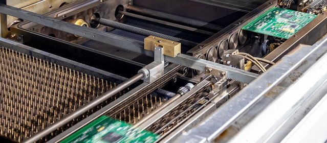 Optimale Temperaturprofile durch mittelwellige Heizstrahler im Vakuummodul. Dessen schmiermittelfreier Rollentransport ist extrem wartungsfreundlich ist und lässt sich mit wenigen Handriffen ohne Werkzeug entnehmen 