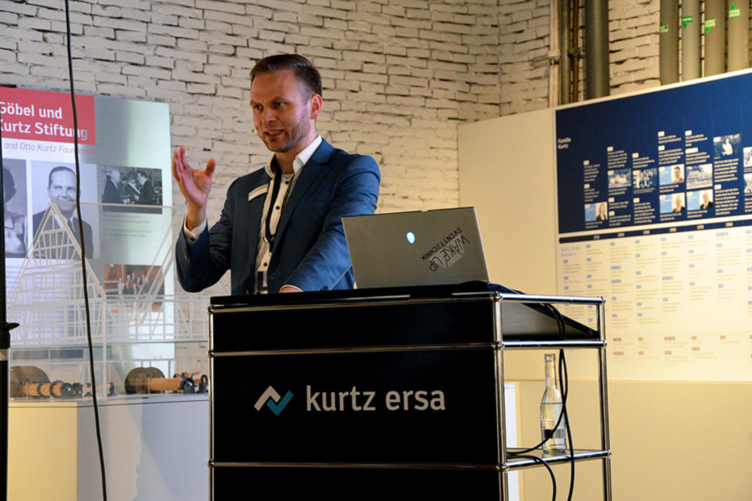 Dr. Sebastian Smerat bei seinem Vortrag über "Unternehmenserfolg durch Digitale Service-Innovationen" Dr. Sebastian Smerat bei seinem Vortrag über "Unternehmenserfolg durch Digitale Service-Innovationen"