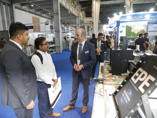 Ersa Area Sales Manager Dietmar Wolpert im Gespräch mit einem Interessenten