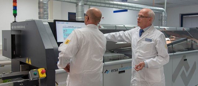 Jahrelange Zusammenarbeit auf Vertrauensbasis: Rudolf Heicks (re.) und Ersa Vertriebsingenieur Stefan Wurster im Gespräch an der POWERFLOW E