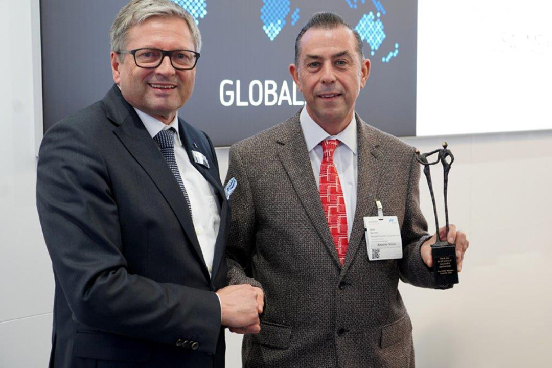 Bei der productronica in München ehrte Ersa Gesamtvertriebsleiter Rainer Krauss (li.) die englische Ersa Vertretung Blundell Production Equipment Ltd. für 25 Jahre erfolgreiche Zusammenarbeit - Blundell Area Sales Manager Keith Gummer Keith Gummer nahm Bei der productronica in München ehrte Ersa Gesamtvertriebsleiter Rainer Krauss (li.) die englische Ersa Vertretung Blundell Production Equipment Ltd. für 25 Jahre erfolgreiche Zusammenarbeit - Blundell Area Sales Manager Keith Gummer Keith Gummer nahm di