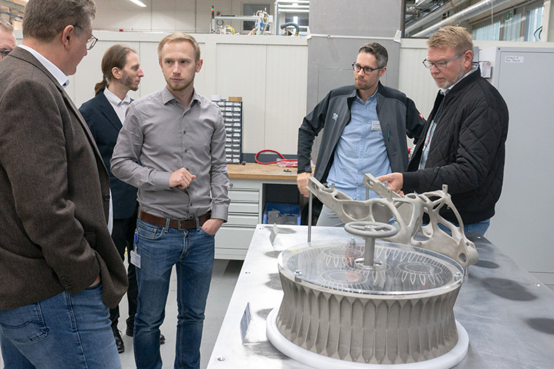 Großes Interesse auch an den Exponaten aus den 3D-Metalldruckern von Kurtz Ersa Additive Manufacturing