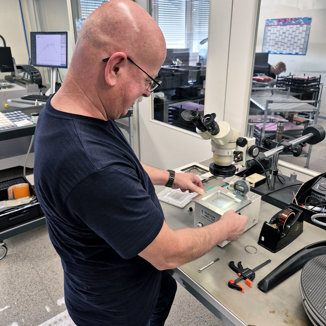 Harald Gillig, Lawo-Prozesstechniker beim BGA-Reballing