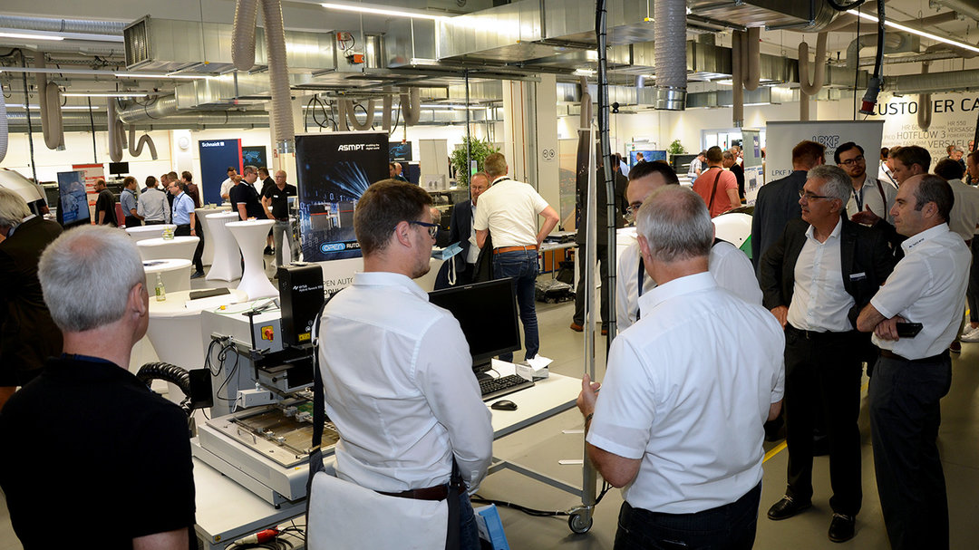 Neben dem Vortragsprogramm gab es beim Technologieforum auch intensiven Austausch im CCC - oft direkt an den ausgestellten Systemen von Ersa und an den Ständen der teilnehmenden Partner