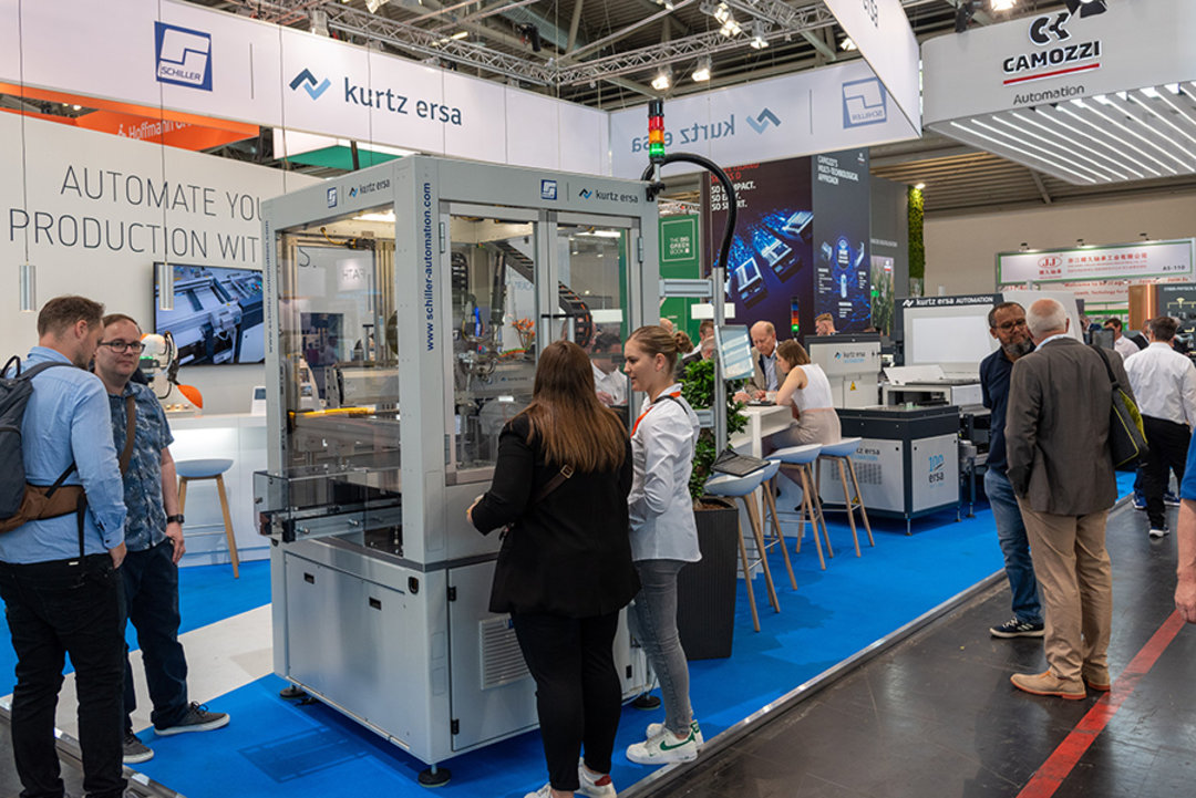 Premiere für SCHILLER AUTOMATION: Erstmals brachte Sonnenbühl ein Exponat mit auf eine Messe; die flexible Dispensstation für hochpräzise Konturen verschiedenster Kleb- und Dichtungsmaterialien stieß auf großes Besucherinteresse Premiere für SCHILLER AUTOMATION: Erstmals brachte Sonnenbühl ein Exponat mit auf eine Messe; die flexible Dispensstation für hochpräzise Konturen verschiedenster Kleb- und Dichtungsmaterialien stieß auf großes Besucherinteresse