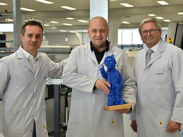 Kalin Dobrev, General Manager (li.), und Ivan Lazov, Operations Manager Electric Drives & SMT (Mi.), von FESTO Bulgaria mit Ersa Gesamtvertriebsleiter Rainer Krauss (re.) Kalin Dobrev, General Manager (li.), und Ivan Lazov, Operations Manager Electric Drives & SMT (Mi.), von FESTO Bulgaria mit Ersa Gesamtvertriebsleiter Rainer Krauss (re.)
