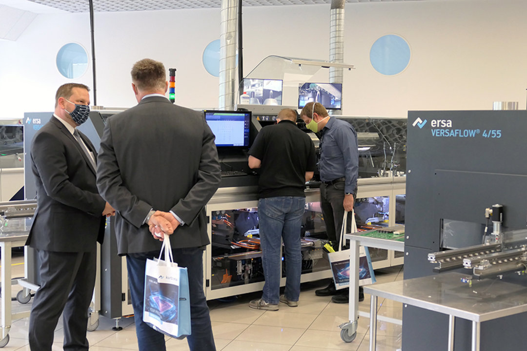 Im Ersa Applikationscenter ließen sich Besucher die innovativen Technologien der vorführbereiten Maschinen im Detail erklären Im Ersa Applikationscenter ließen sich Besucher die innovativen Technologien der vorführbereiten Maschinen im Detail erklären