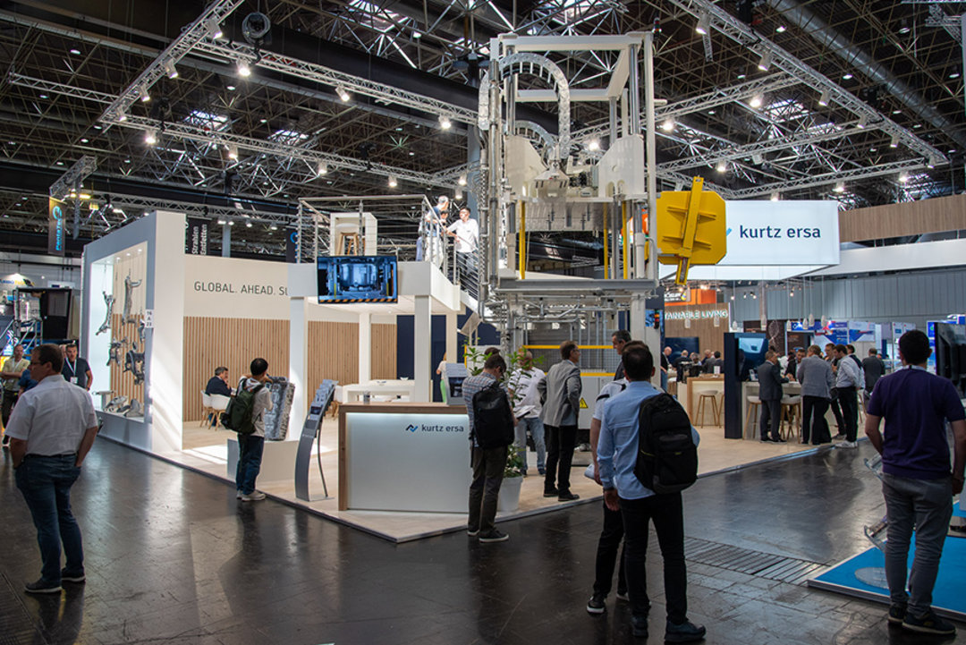 Mittelpunkt des Messestands und die Kurtz Antwort auf den Trend des GIGA-Castings: die Kurtz Niederdruckgießmaschine mit mehr Aufspannfläche, Mehrfach-Steigrohrsystem, großer Ofenkapazität und hohen Schließ- und Öffnungskräften