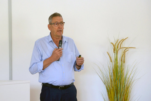 Harald Eppinger, Geschäftsführer Koh Young Europe, bei seinem Vortrag "Das goldene Dreieck der Elektronikfertigung. Zusammenarbeit, Innovation und Kundennutzen" Harald Eppinger, Geschäftsführer Koh Young Europe, bei seinem Vortrag "Das goldene Dreieck der Elektronikfertigung. Zusammenarbeit, Innovation und Kundennutzen"