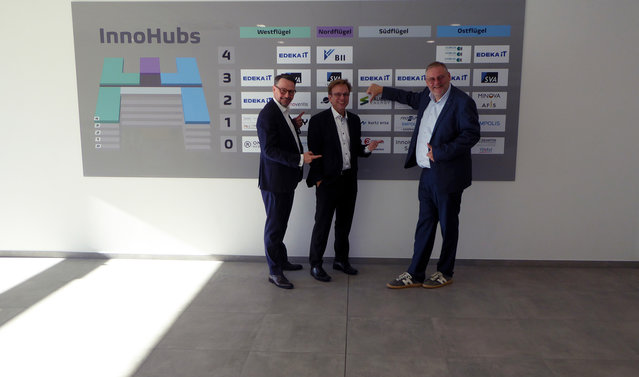 Kurtz Ersa-CEO Thomas Mühleck (rechts) mit Prof. Dr. Axel Winkelmann (BWL und Wirtschaftsinformatik, Mi.) und Stadtrat Matthias Dürr bei der Eröffnung des neuen Software-Standortes in Würzburg Kurtz Ersa-CEO Thomas Mühleck (rechts) mit Prof. Dr. Axel Winkelmann (BWL und Wirtschaftsinformatik, Mi.) und Stadtrat Matthias Dürr bei der Eröffnung des neuen Software-Standortes in Würzburg