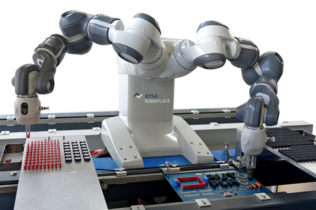 Innovative Automatisierungslösung: Der Ersa ROBOPLACE übernimmt mittels flexibler 2-Arm-Greiftechnik stereotype Bestückaufgaben vor der Selektivlötanlage – dazu kommt er ohne Schutzeinrichtung aus Innovative Automatisierungslösung: Der Ersa ROBOPLACE übernimmt mittels flexibler 2-Arm-Greiftechnik stereotype Bestückaufgaben vor der Selektivlötanlage – dazu kommt er ohne Schutzeinrichtung aus