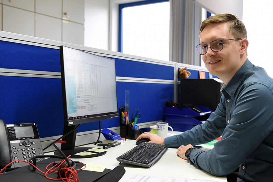 Sebastian Fleck an seinem Arbeitsplatz im CHR-Office