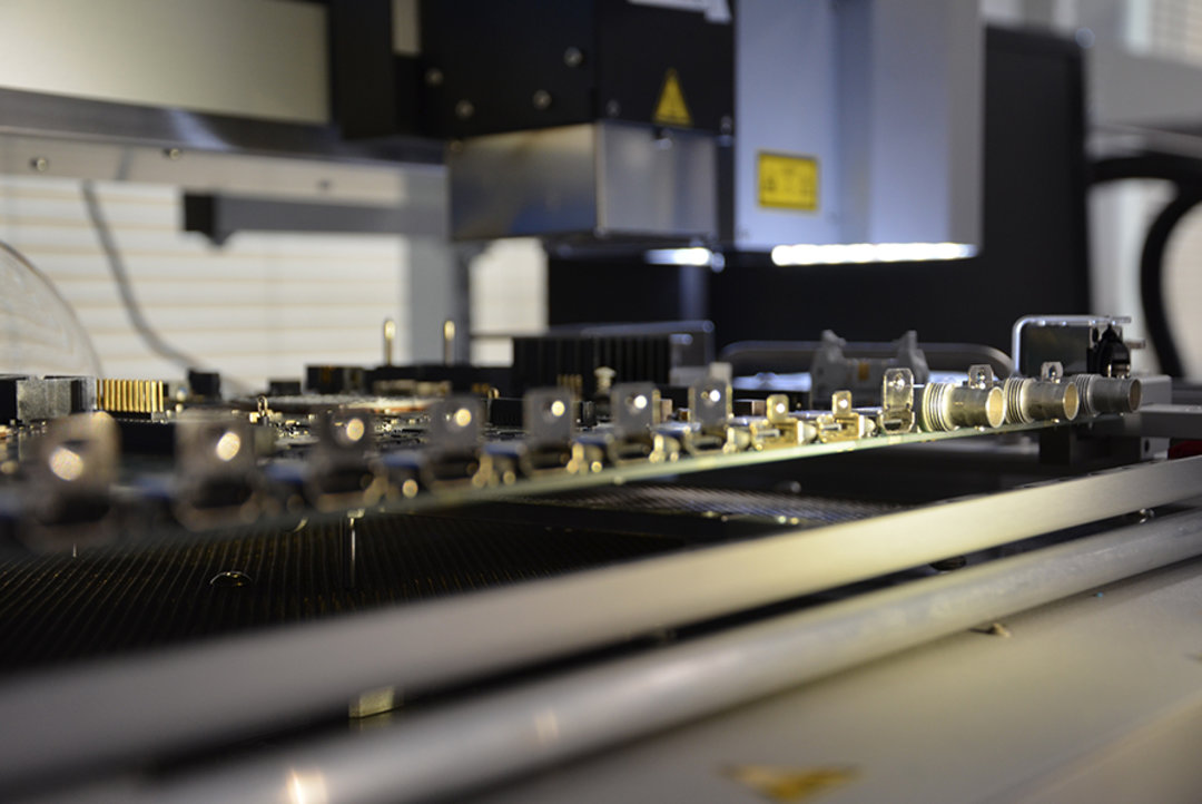 Wechsel des HDMI-Steckers auf einer Elektronikplatine eines Midra-4K-Produkts, das mit einem Temperaturanstieg arbeitet, der anspruchsvollste Kriterien für Qualität und Zuverlässigkeit erfüllt Wechsel des HDMI-Steckers auf einer Elektronikplatine eines Midra-4K-Produkts, das mit einem Temperaturanstieg arbeitet, der anspruchsvollste Kriterien für Qualität und Zuverlässigkeit erfüllt