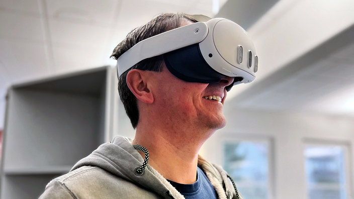 VR-Erlebnis ganz nah: Ulrich Leibfritz, Maschinenbauingenieur bei SCHILLER AUTOMATION und verantwortlicher Projektleiter, bei der Arbeit
