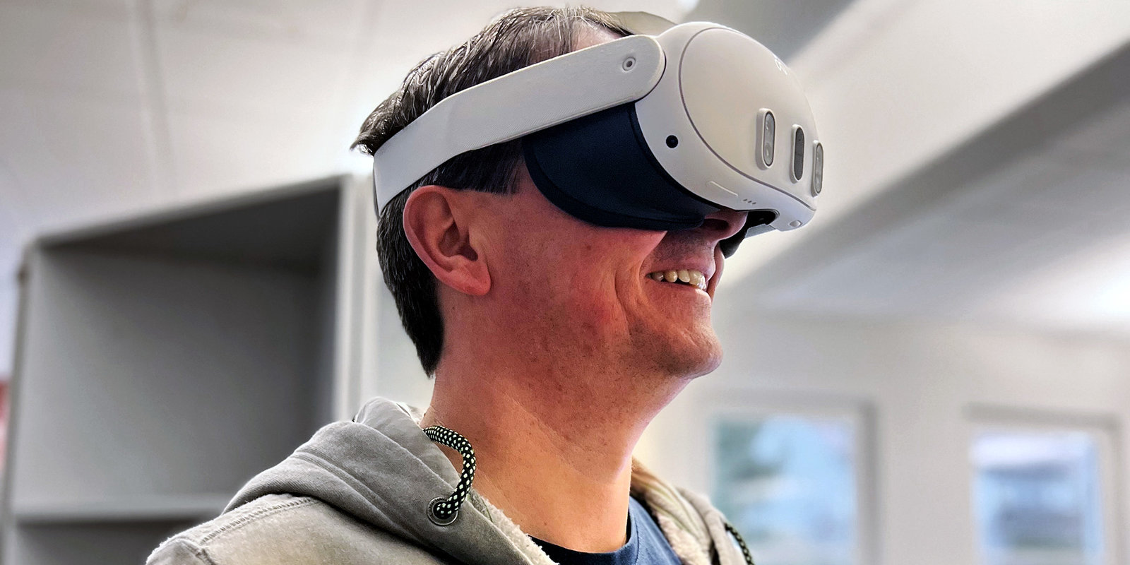 VR-Erlebnis ganz nah: Ulrich Leibfritz, Maschinenbauingenieur bei SCHILLER AUTOMATION und verantwortlicher Projektleiter, bei der Arbeit