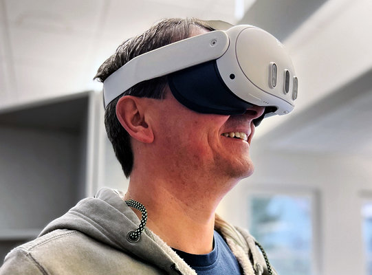 VR-Erlebnis ganz nah: Ulrich Leibfritz, Maschinenbauingenieur bei SCHILLER AUTOMATION und verantwortlicher Projektleiter, bei der Arbeit