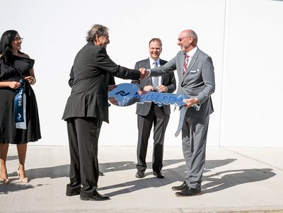 Schlüsselübergabe in Ciudad Juárez: Vermieter Jorge Bermúdez übergibt an Albrecht Beck, President & COO Kurtz Ersa, Inc.