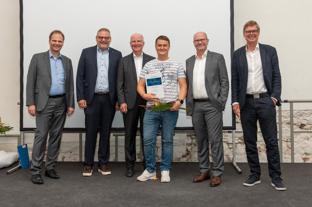 20 Jahre im Unternehmen: Alexander Trippel von der Ersa (mit Blume) – es fehlt: Eduard Oleinikow (Automation)