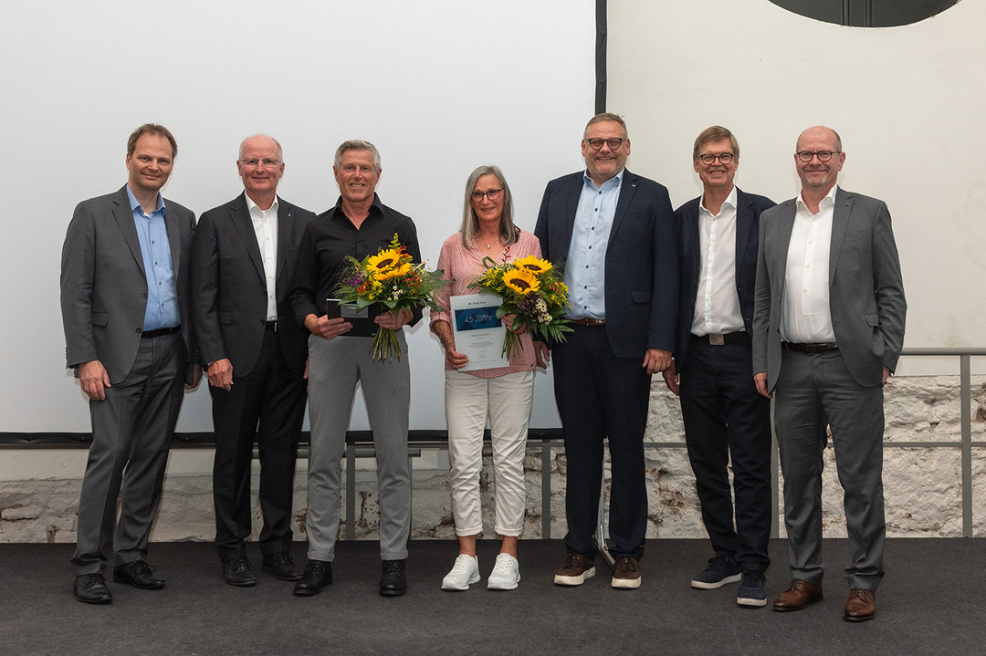 45 Jahre im Kurtz Ersa-Konzern: Waltraud Häfner und Jürgen Rüppel (beide mit Blumen) mit der Geschäftsführung 45 Jahre im Kurtz Ersa-Konzern: Waltraud Häfner und Jürgen Rüppel (beide mit Blumen) mit der Geschäftsführung