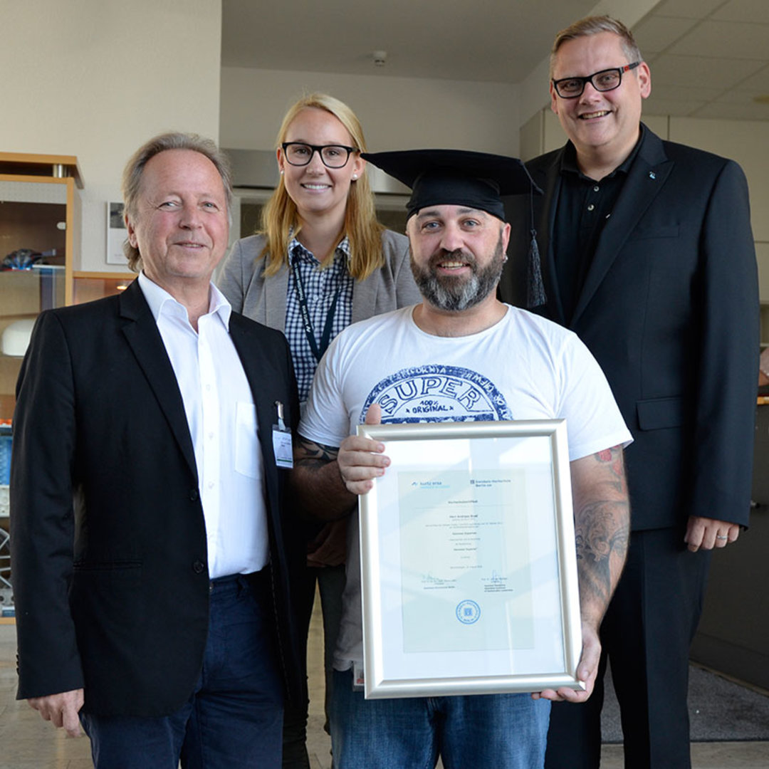 1. Hammer Experte im Kurtz Ersa-Konzern: Andreas Brod vom Zentralbereich IT mit Prof. Dr. Wilfried Mödinger (li.), Hammer Academy-Kanzlerin Verena Bartschat und Kurtz Ersa-CFO Thomas Mühleck 1. Hammer Experte im Kurtz Ersa-Konzern: Andreas Brod vom Zentralbereich IT mit Prof. Dr. Wilfried Mödinger (li.), Hammer Academy-Kanzlerin Verena Bartschat und Kurtz Ersa-CFO Thomas Mühleck