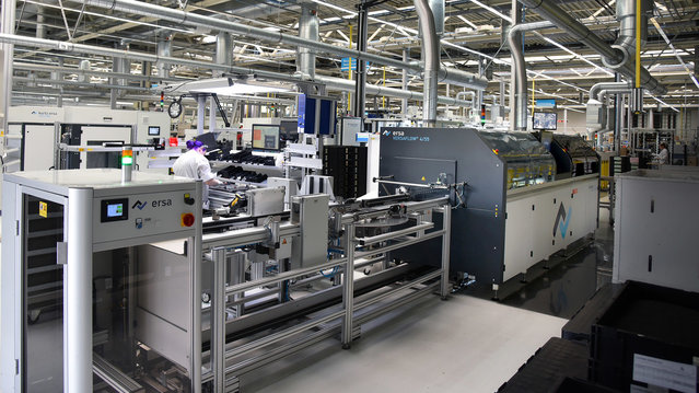 Erstes gemeinsames Fertigungsprojekt aus 2018: Ersa Selektivlötanlage VERSAFLOW 4/55 mit vorgeschalteter Peripherie