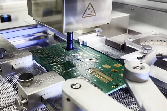 Mit schonender IR- bzw. Hybridheizung, exakter Temperaturregelung und einer Platziergüte besser +/- 50 µm lässt sich ein Bauteilspektrum von 1 x 1 mm bis 60 x 60 mm automatisch entlöten, platzieren und einlöten