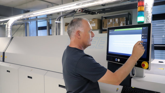  Gerhard Sattler von TELE beim Programmieren der HOTFLOW THREE