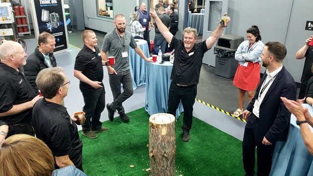 Auf dem Inhouse-Event fand das Baumstamm-Nagelspiel aus dem Spessart große Anklang Auf dem Inhouse-Event fand das Baumstamm-Nagelspiel aus dem Spessart große Anklang