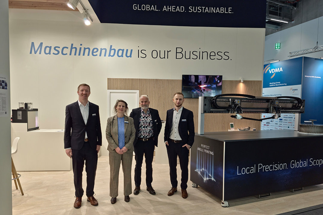 Das diesjährige Additive Manufacturing-Standpersonal mit Flying-Ray-Achssystem Das diesjährige Additive Manufacturing-Standpersonal mit Flying-Ray-Achssystem