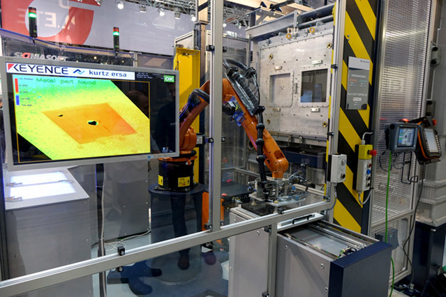 Highlight am Kurtz Messestand: ROTO FOAMER mit Automatisierungs-Lösung samt Roboter