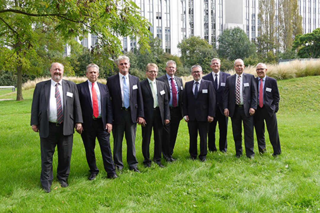 Der Vorstand des neuen VDMA-Fachverbands „Electronics, Micro and Nano Technologies“ (v.l.n.r.): Volker Pape (VISCOM AG), Dr. Stefan Rinck (Singulus Technologies AG), Prof. Dr. Wolfgang Schmutz (ACI AG), Dr. Reinhard Degen (Micromotion GmbH), Rainer Kurtz
