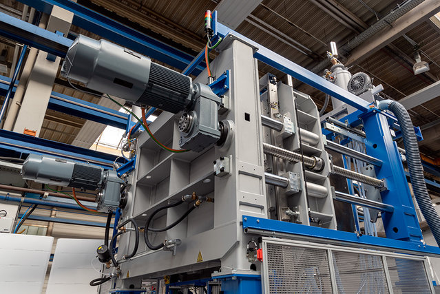 Schnelle Antriebsarten für die CoreLess-Technologie, hier: Kurtz POLY FOAMER mit elektrischen Antrieben