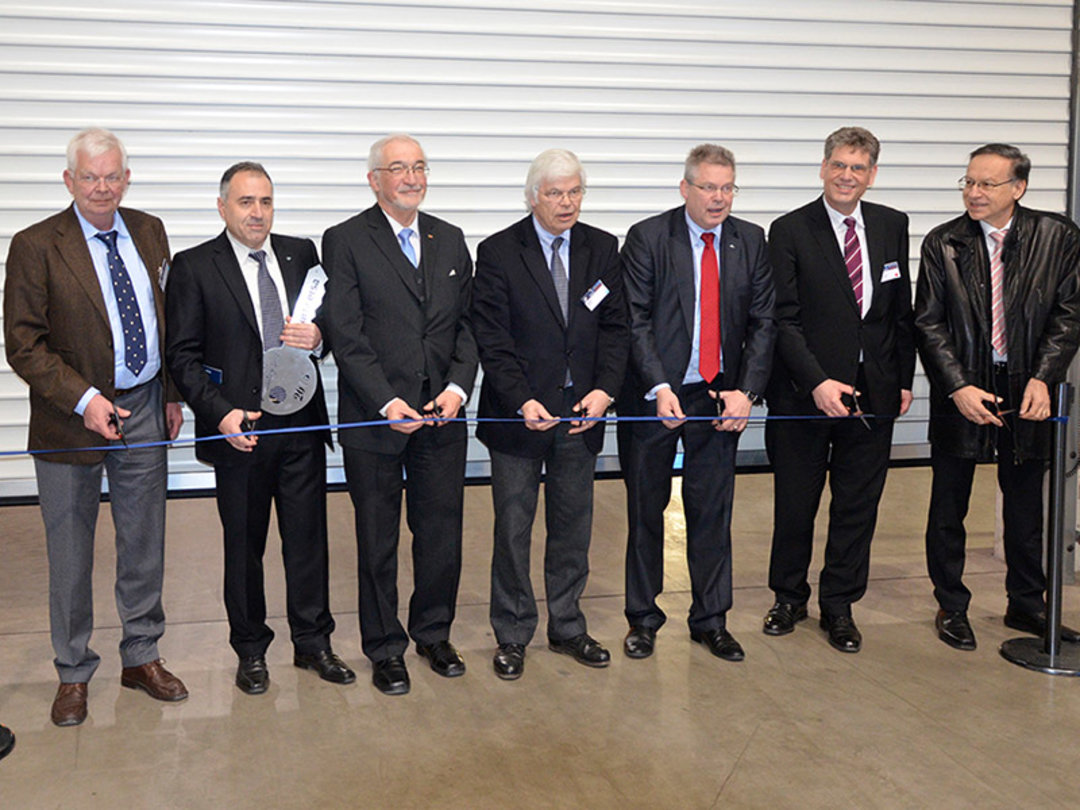 Industrie 4.0 Gießerei SMART FOUNDRY: traditionell mit Band und Schere eröffnet Industrie 4.0 Gießerei SMART FOUNDRY: traditionell mit Band und Schere eröffnet