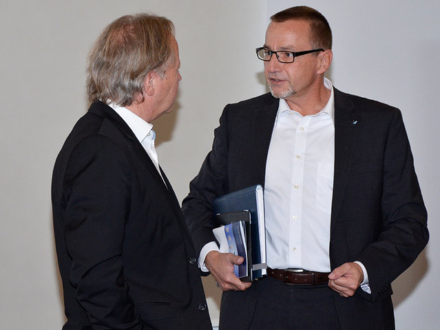 Ersa Tools-Leiter Hansjürgen Bolg im Gespräch mit Prof. Dr. Mödinger während des Infotages Ersa Tools-Leiter Hansjürgen Bolg im Gespräch mit Prof. Dr. Mödinger während des Infotages Anfang Oktober