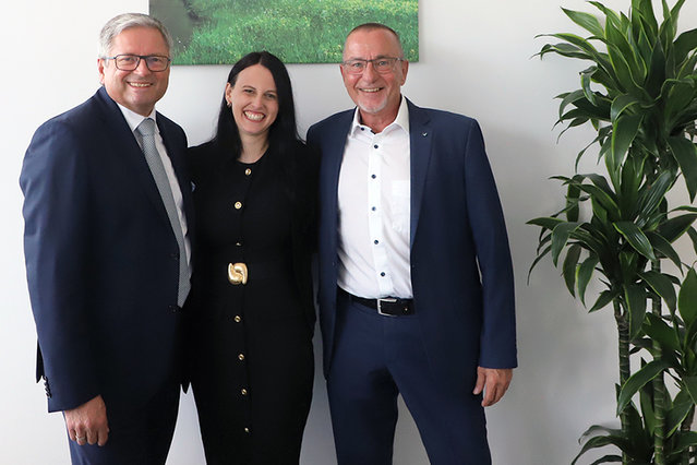 Für Ersa mit dabei in Rumänien (v.l.): Rainer Krauss (Gesamtvertriebsleitung), Laura Schulz (Leitung Strategic Sales), Hansjürgen Bolg (Leitung Tools, Rework & Inspektion) Für Ersa mit dabei in Rumänien (v.l.): Rainer Krauss (Gesamtvertriebsleitung), Laura Schulz (Leitung Strategic Sales), Hansjürgen Bolg (Leitung Tools, Rework & Inspektion)