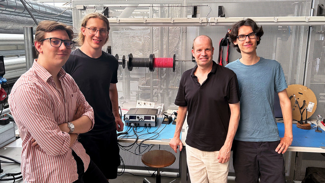 Mitglieder des HERMES-Teams (v.l.): Pablo Scherpereel (Project Manager HERMES), Lennard Voigt (HERMES Avionics Team Lead), Reto Leuenberger, Geschäftsführer Intec AG, Carl Ceccucci (HERMES Avionics Team Member) mit der Ersa i-CON VARIO 4 Lötstation Mitglieder des HERMES-Teams (v.l.): Pablo Scherpereel (Project Manager HERMES), Lennard Voigt (HERMES Avionics Team Lead), Reto Leuenberger, Geschäftsführer Intec AG, Carl Ceccucci (HERMES Avionics Team Member) mit der Ersa i-CON VARIO 4 Löt- & Entlötstation