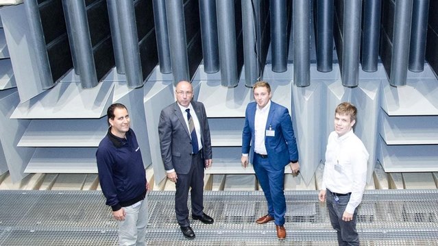 Geschäftspartner Ziehl-Abegg und Ersa im 1.250 t schweren Luft- und Geräuschprüfstand, in dem sonst Volumenströme mit bis zu 100.000 m3 Luft pro Stunde und Drücke von über 3.000 Pascal gemessen werden können