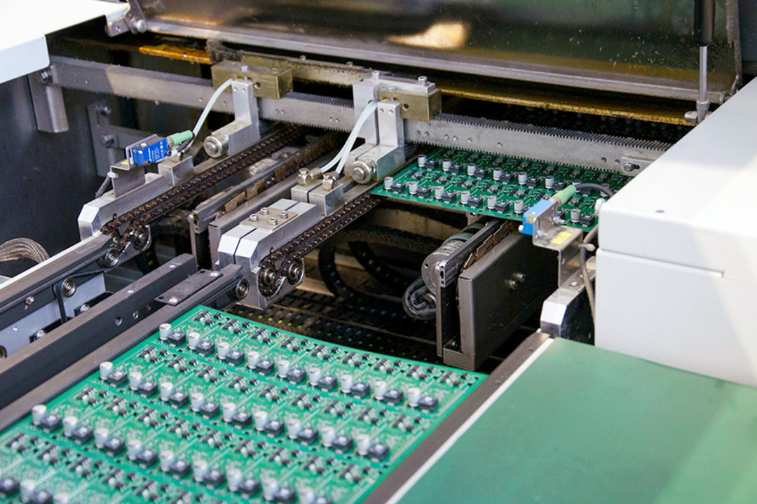 Doppelspurtransport der HOTFLOW 3/20. Besonderheit: Mittenunterstützung in der Höhe variabel einstellbar zwischen 0 und 20 mm Doppelspurtransport der HOTFLOW 3/20. Besonderheit: Mittenunterstützung in der Höhe variabel einstellbar zwischen 0 und 20 mm