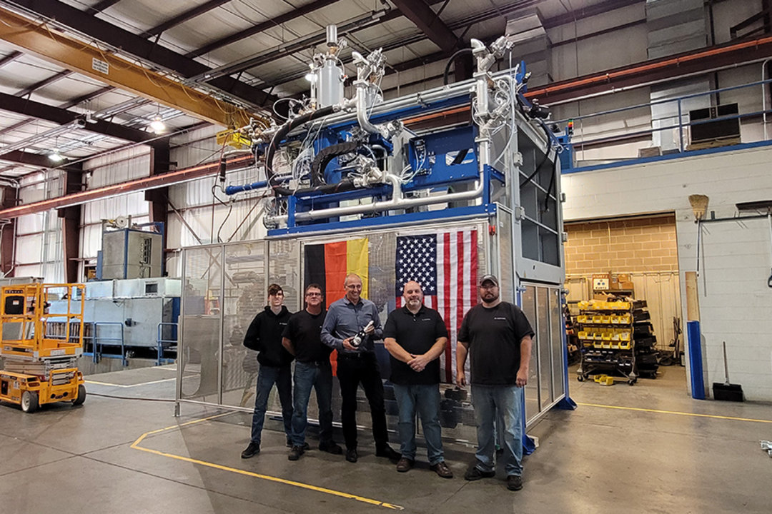 Von links nach rechts: Ben Wiebe, Eric Klemme, Albrecht Beck (Präsident und COO von KEI), Michael Ritterling und Tyler Atkinson vor ihrer ersten in den USA montierten A-LINE L Von links nach rechts: Ben Wiebe, Eric Klemme, Albrecht Beck (Präsident und COO von KEI), Michael Ritterling und Tyler Atkinson vor ihrer ersten in den USA montierten A-LINE L