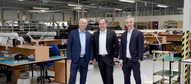Starkes Trio (v.l.n.r.): Telux Chef Jozef Sadlek, Radek Lauer (Ersa Sales) und Michael Duda (PBT Sales) Starkes Trio (v.l.n.r.): Telux Chef Jozef Sadlek, Radek Lauer (Ersa Sales) und Michael Duda (PBT Sales)