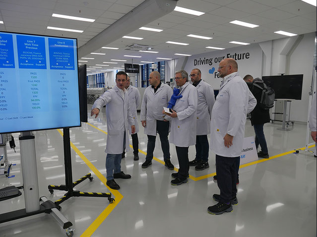 General Manager Kalin Dobrev erläutert die digitalisierte Fertigung am Standort Sofia