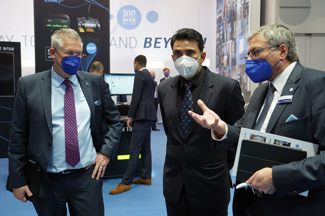 Hoher Besuch auf dem Ersa Messestand: Mohit Yadav, Generalkonsul der Republik Indien für Bayern und Baden-Württemberg (Mitte), mit Kurtz Ersa-CEO Rainer Kurtz (li.) und Ersa Gesamtvertriebsleiter Rainer Krauss Hoher Besuch auf dem Ersa Messestand: Mohit Yadav, Generalkonsul der Republik Indien für Bayern und Baden-Württemberg (Mitte), mit Kurtz Ersa-CEO Rainer Kurtz (li.) und Ersa Gesamtvertriebsleiter Rainer Krauss