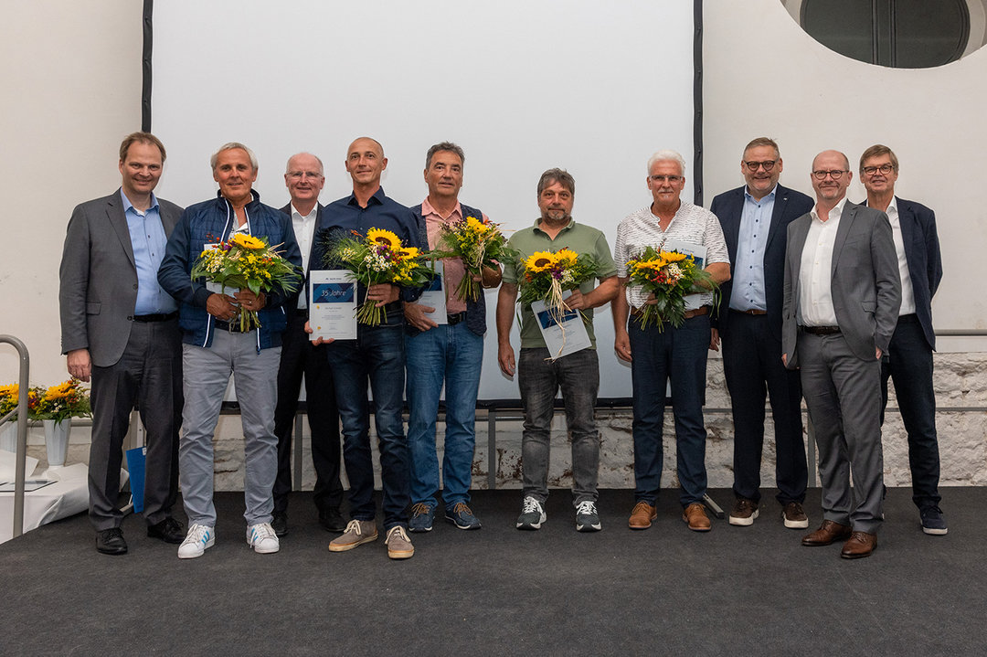 35 Jahre im Unternehmen (v.l.): Joachim Kraft, Michael Schwab, Peter Lehmann, Jürgen Schlessmann und Udo Kirchner (alle mit Blumen) mit der Geschäftsführung 35 Jahre im Unternehmen (v.l.): Joachim Kraft, Michael Schwab, Peter Lehmann, Jürgen Schlessmann und Udo Kirchner (alle mit Blumen) mit der Geschäftsführung