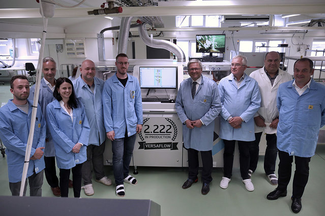 Das Team INOTECH mit seiner neuesten Maschine - mit PBT-Vertreter Michal Duda (2.v.l.) und den Ersa Kollegen Laura Schulz (3.v.l.), Rainer Krauss (4.v.r.) und Radek Lauer (re.)