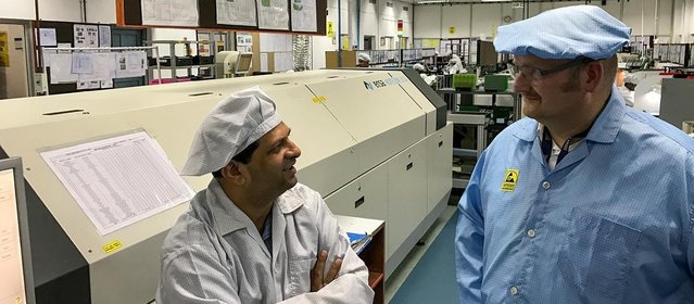 Ersa Area Sales Manager Christian Ott (re.) und Titan Senior Manager EMS Production Shireesh Phal an der HOTFLOW 3/14