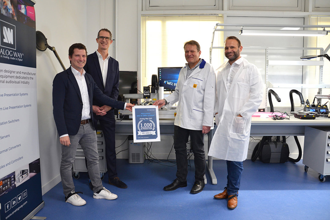 Mit dem Ersa Rework-System HR 600/2 mit der Seriennummer 1.000 hat sich Analog Way für ein erfolgreiches Produkt entschieden. Martin Dosch, Vertriebsleiter Export bei Ersa (li.), übergab bei der Installation des Gerätes eine Urkunde und wünscht dem Te Mit dem Ersa Rework-System HR 600/2 mit der Seriennummer 1.000 hat sich Analog Way für ein erfolgreiches Produkt entschieden. Martin Dosch, Vertriebsleiter Export bei Ersa (li.), übergab bei der Installation des Gerätes eine Urkunde und wünscht dem Team v