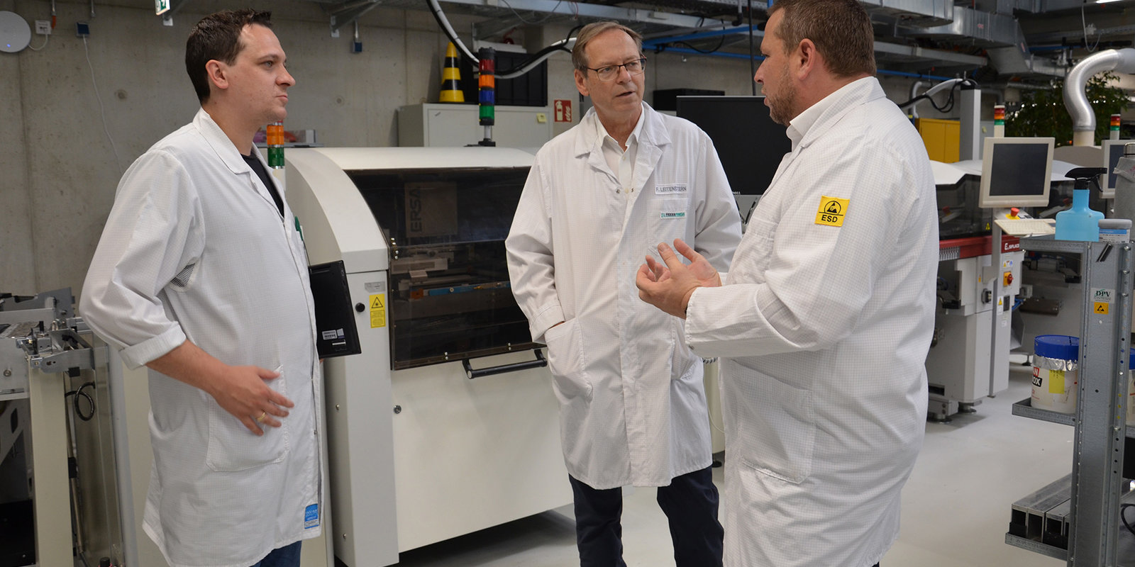 Produktionsleiter Dominik Wimmer, Vertriebsmitarbeiter Franz Leitenstern und Ersa Area Sales Manager Mark Birl (re.) im Gespräch