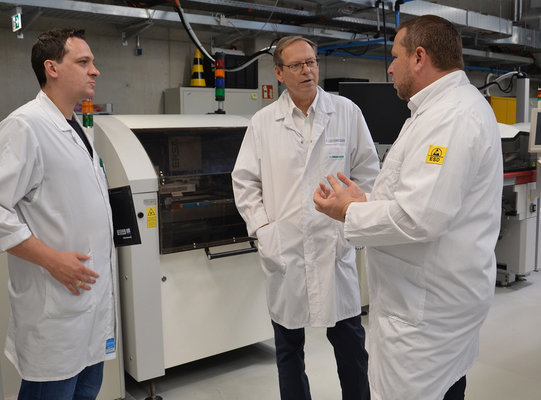 Produktionsleiter Dominik Wimmer, Vertriebsmitarbeiter Franz Leitenstern und Ersa Area Sales Manager Mark Birl (re.) im Gespräch
